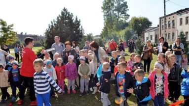 Uczestnicy uroczystości na nowo otwartym placu zabaw