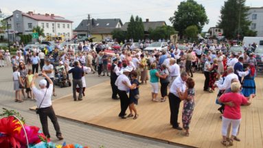 Zabawa przy ludowej muzyce