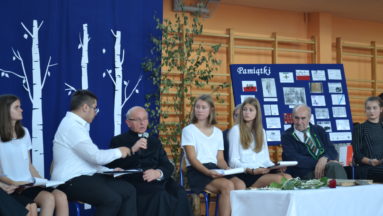 Uczniowie poszukują informacji o Sybirakach zamieszkujących w naszym powiecie