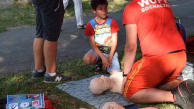 Na zdjęciu ratownik WOPR demonstruje pierwszą pomoc na manekinie.