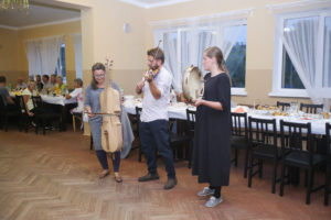 Wsp&oacute;lna biesiada kończąca projekt - muzyka narodowa na żywo.