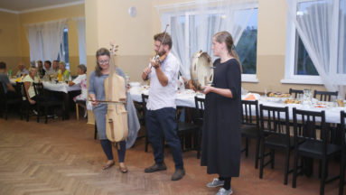 Wspólna biesiada kończąca projekt - muzyka narodowa na żywo.