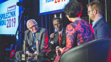 Zdjęcie przedstawia dziennikarkę i trzech laureatów Nagrody podczas rozmowy na scenie.