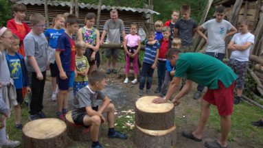 Grupa obserwuje jak powstają kolejne elementy pojazdu.