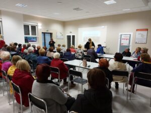 Na zdjęciu widać osoby na sali w trakcie prelekcji
