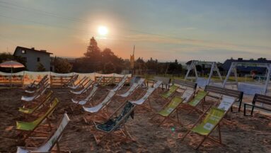 leżali leżące na przygotowanej plaży przy zachodzie słońca