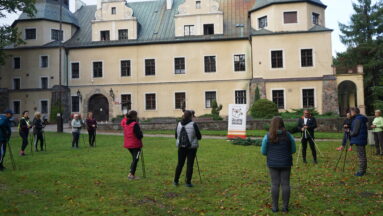 Warsztaty Nordic Walking w ogrodzie przy zamku
