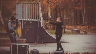 Chłopak z piłką robi sztuczki