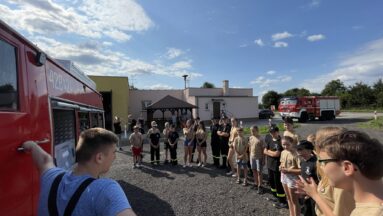 Zapoznanie MDP z wyposażeniem wozu strażackiego