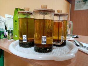 3 dzbanki z zaparzoną herbatą