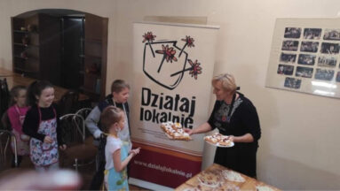 Uczestnicy częstują się własnorecznie zrobionymi goframi