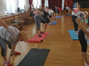 20211004-gimnastyka-pilates gimnastyka w sali, kobiety ćwiczą pochylone,