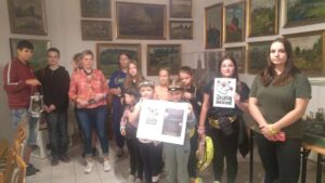 Uczestnicy przed nocną wyprawą