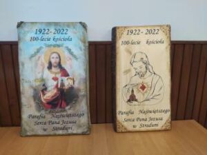 Ze względu na jubileusz naszej świątyni zlecono wykonanie dw&oacute;ch pamiątkowych obraz&oacute;w.