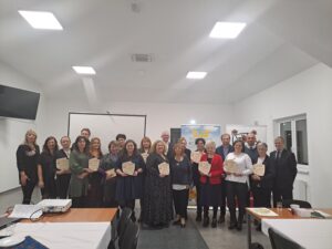 Grantobiorcy programu Działaj Lokalnie trzymający w rękach okazjonalne statuetki.
