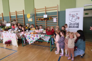 Uczestnicy festiwalu ze swoimi pysznymi potrawami