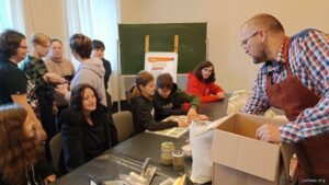 Młodzież aktywnie w czasie warsztatów Młodzież w sali lekcyjnej podczas warsztatów
