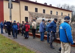 zabytki-przemyslowe-ustron-2-1 Zdjęcie przedstawia część uczestników spaceru, zrealizowanego w ramach projektu: "Ocalmy od zapomnienia ustrońskie zabytki przemysłowe". Uwiecznione postacie z zadumą przyglądają się ruinom po zburzonym Salonie Kuracyjnym. y
