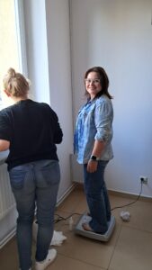 Jedna z uczestniczek spotkania podczas analizy składu ciała.