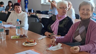 Uczestnicy spotkania słuchają wykładu psychodietetyka