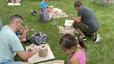 Radosna atmosfera wspólnych spotkań – dzieci i rodzice układają klocki Linden w różne formy.