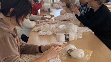 Rękodzieło jako przestrzeń spotkania – uczestniczki projektu „Sploty Tradycji” podczas warsztatów szydełkowania.