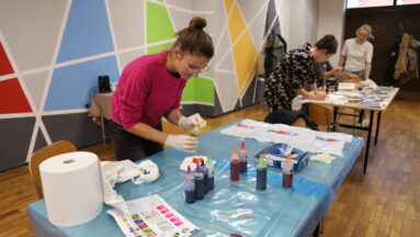 Tworzenie autorskich projektów z używanej odzieży.