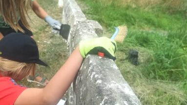 Wspólnymi siłami odnowiliśmy i pomalowaliśmy barierki przy cieku wodnym od strony zbiornika Bukówka.