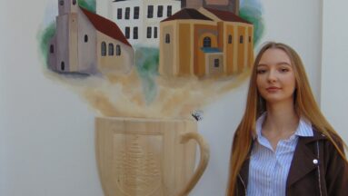 Autorski mural z drewnianą filiżanką, z napisem Lubawka i herbem miasta.