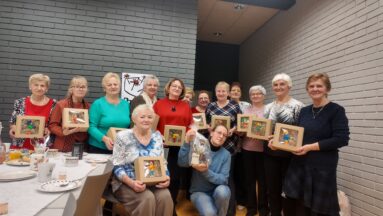 Przekazanie prac Gminnemu Zespołowi Szkolno-Przedszkolnemu w Czarnym Borze jako przyszłych trofeów  Biegu Krasnali