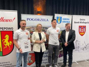 8y9pnj7d Przedstawiciele organizacji odbierający umowy.