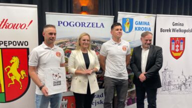Przedstawiciele organizacji odbierający umowy.