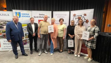 Przedstawiciele organizacji odbierający umowy.