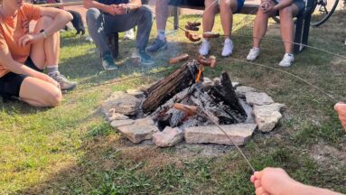 Pieczenie kiełbasek na ognisku