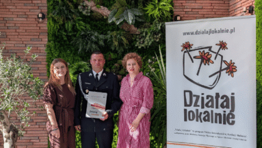 Na zdjęciu widać dwie kobiety oraz mężczyznę w strażackim mundurze.