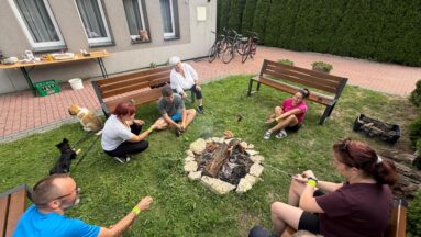 Ognisko z kiełbaskami na zakończenie dla rowerzystów