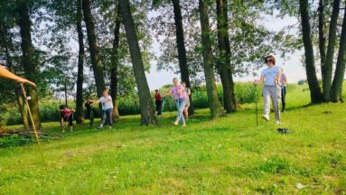 Uczestnicy projektu Chopinowski Krok po Zdrowie, czyli Nordic Walking z Nutkami