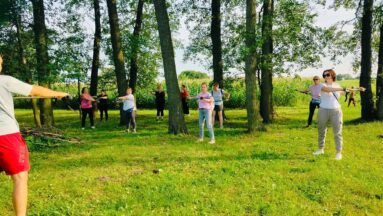 Uczestnicy projektu Chopinowski Krok po Zdrowie, czyli Nordic Walking z Nutkami